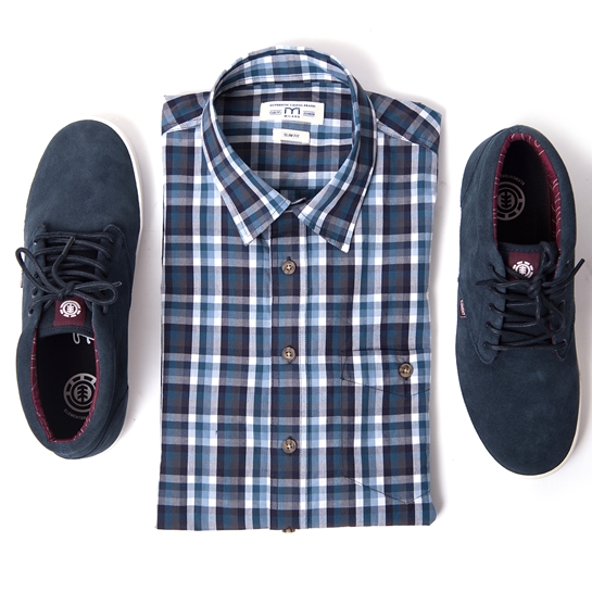 camisa de cuadros y zapatos azules
