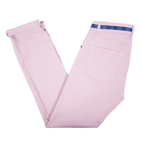 pantalones rosa con cinturón azul