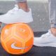 zapatillas blancas y balón de fútbol