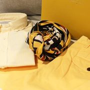 Camisa, pantalón, pañuelo y cartera. Bodegon amarillo