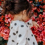 Portada niña junto a flores