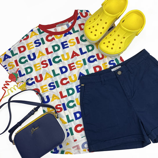 Bodegón ropa verano desigual guess crocs amarillo azul marino